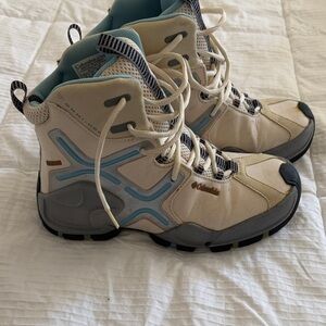 Columbia Women's Snow Boots - Cream and Blue